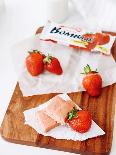 BOMBBAR Батончик неглазированный Клубника 60 гр. 